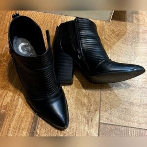 G By GUESS Black Ankle Boots with Chunky Heel and Ribbed Detailing, size 9.5